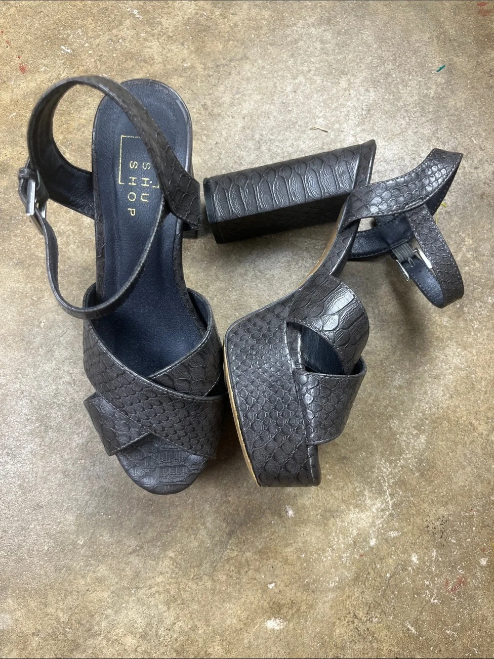 ShuShop Metallic Grey Croc-Embossed Platform Sandals with Block Heel Size: 7 1/2